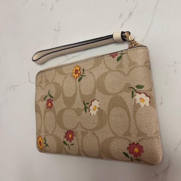 Coach Corner Zip Wristlet Canvas Nostalgic Ditsy Print, limited edition- EUC - Picture 12 of 13